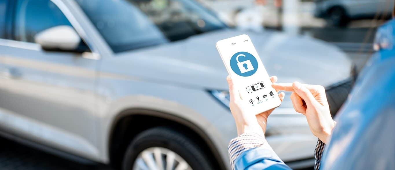 [Imagem de um carro moderno em uma estrada]